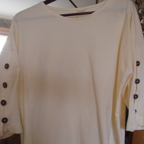 Woman's top button accents - Picture 1 of 3